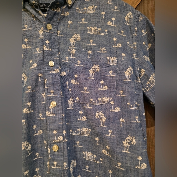 GAP Buttom Down Tripical Short Sleeve Size Small - Picture 2 of 5